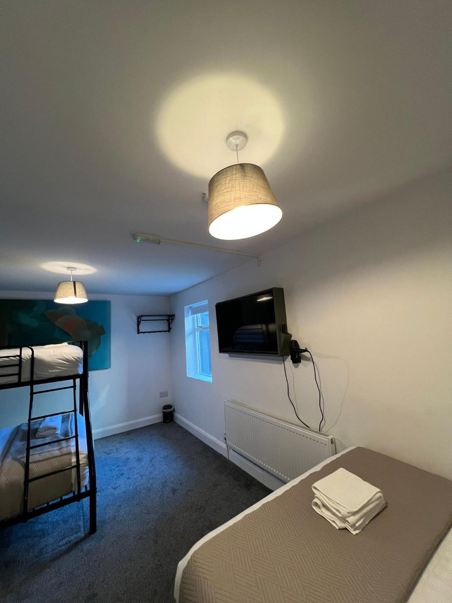 Mary Mullen'S Rooms Eyre Square. Голвей Екстер'єр фото